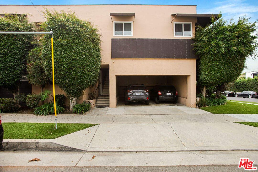 8440 Willoughby Ave Unit: 3