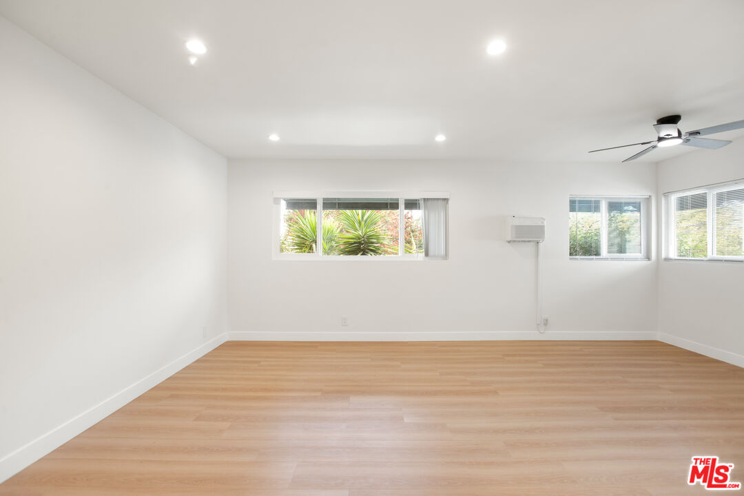 8440 Willoughby Ave Unit: 3