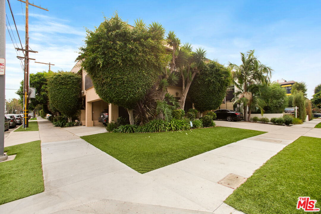 8440 Willoughby Ave Unit: 3