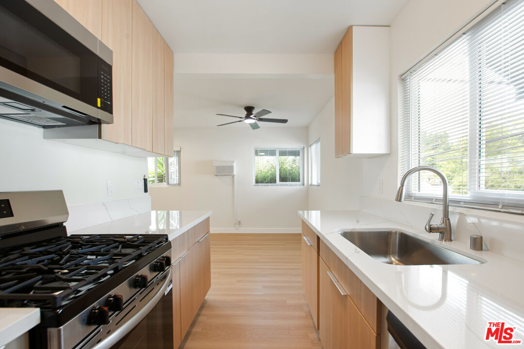 8440 Willoughby Ave Unit: 3