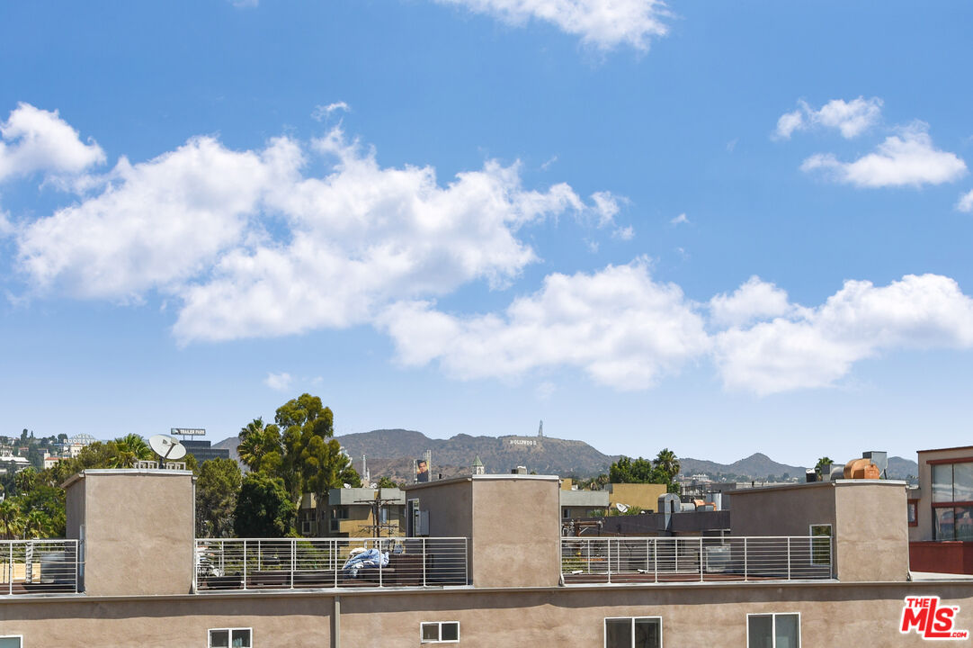 1206 N Sycamore Ave Unit: 4