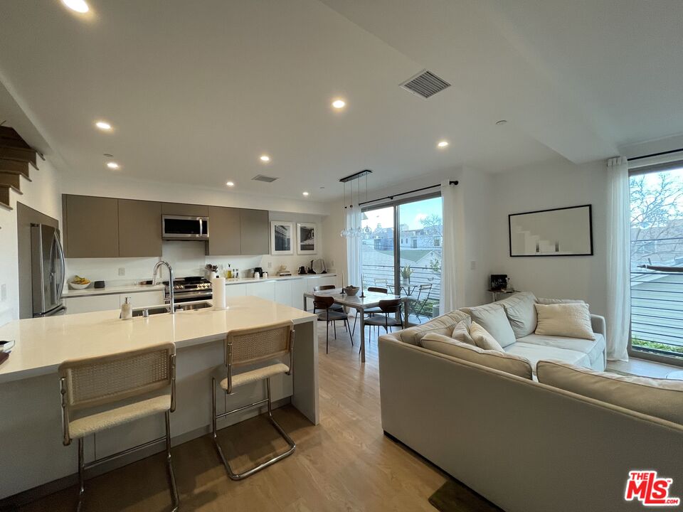 1206 N Sycamore Ave Unit: 4