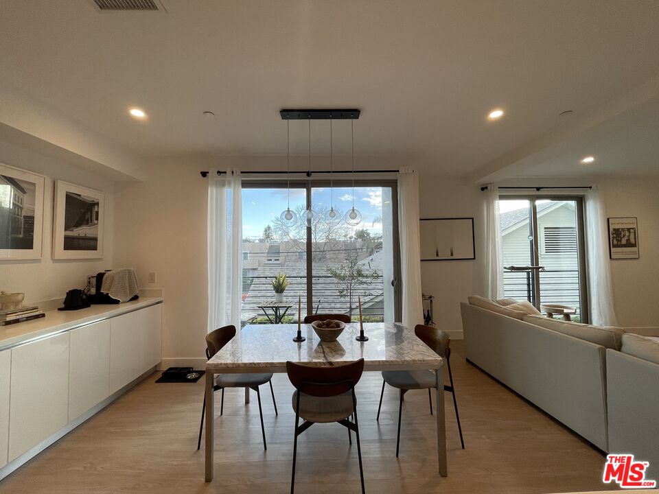 1206 N Sycamore Ave Unit: 4