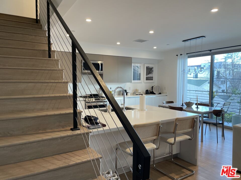 1206 N Sycamore Ave Unit: 4