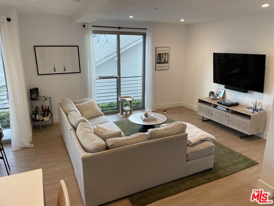 1206 N Sycamore Ave Unit: 4