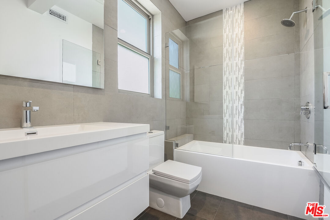 1206 N Sycamore Ave Unit: 4