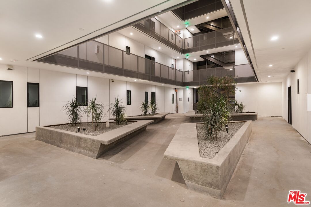 829 Larrabee St Unit: PH 404