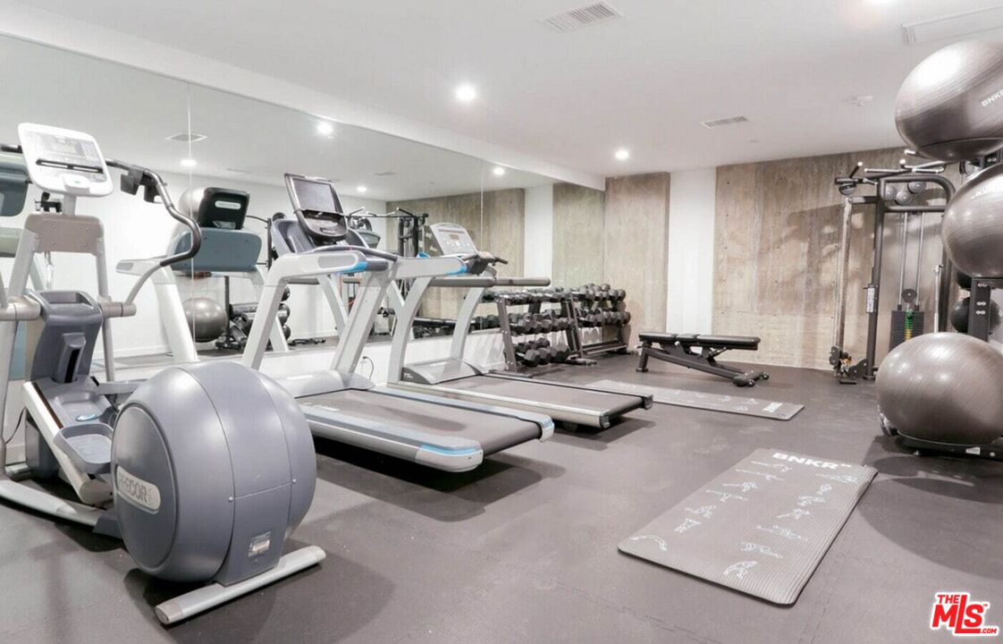 829 Larrabee St Unit: PH 404