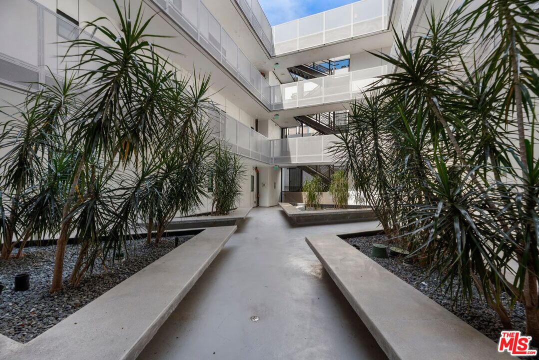 829 Larrabee St Unit: PH 404