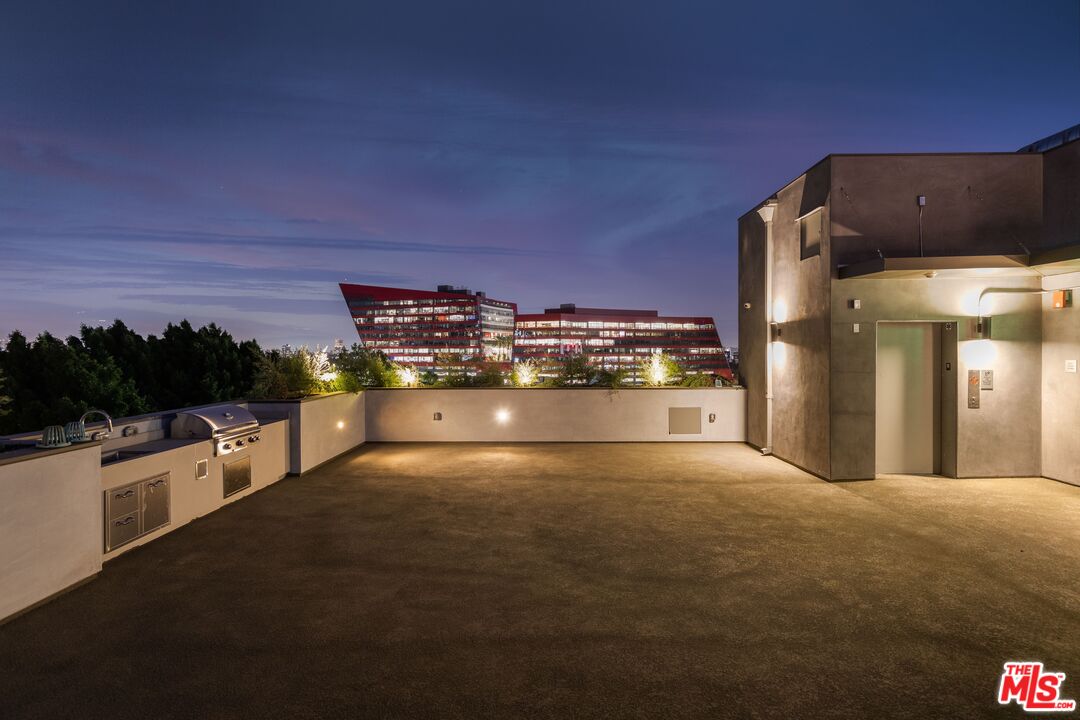 829 Larrabee St Unit: PH 404