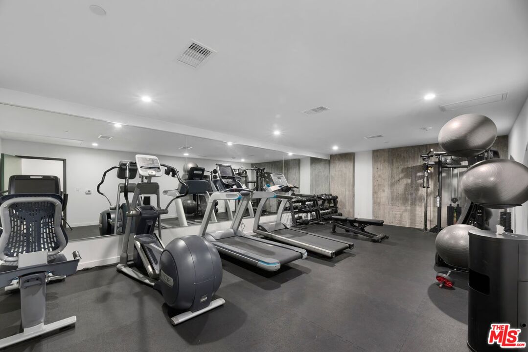 829 Larrabee St Unit: PH 404