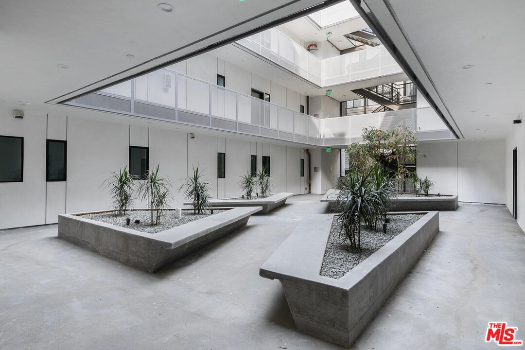 829 Larrabee St Unit: PH 404