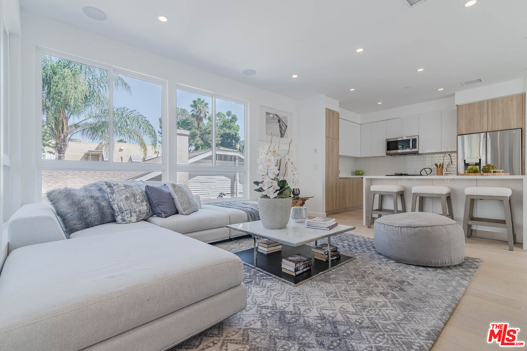 1216 N Sycamore Ave Unit: 1/2