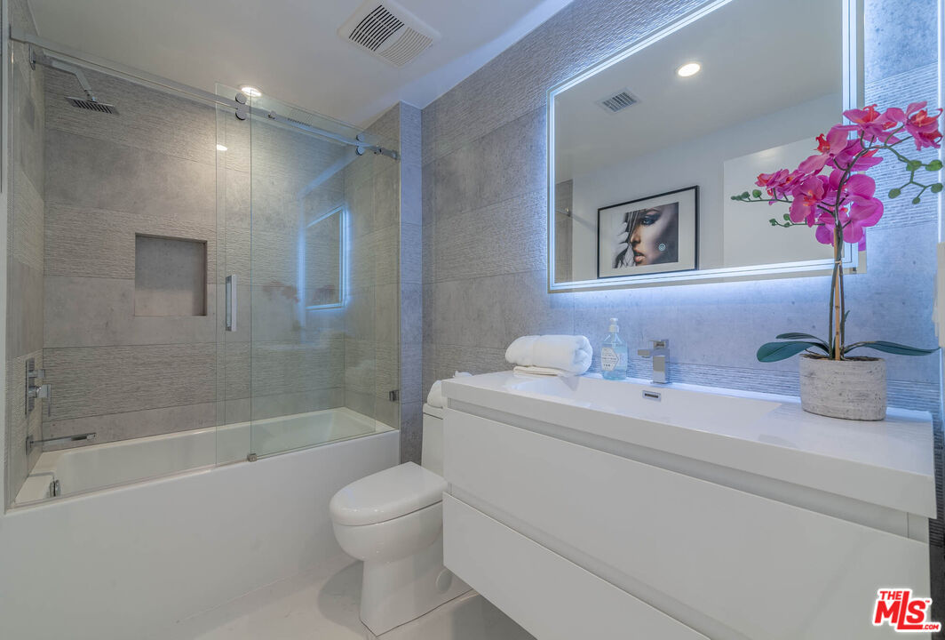 1216 N Sycamore Ave Unit: 1/2