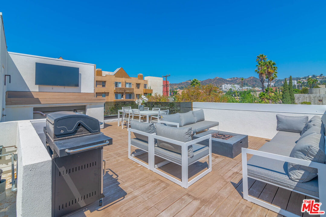 1216 N Sycamore Ave Unit: 1/2