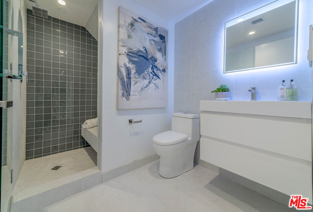 1216 N Sycamore Ave Unit: 1/2