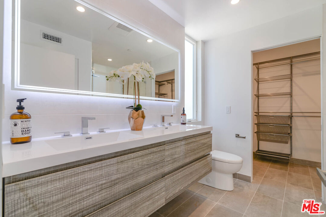 1216 N Sycamore Ave Unit: 1/2