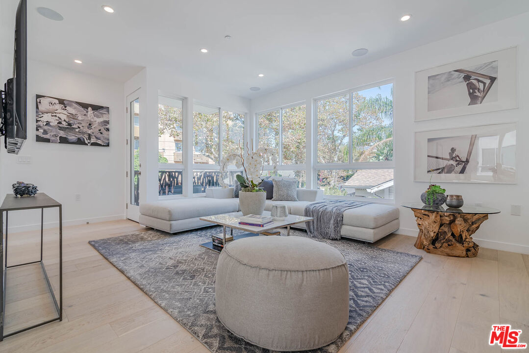 1216 N Sycamore Ave Unit: 1/2