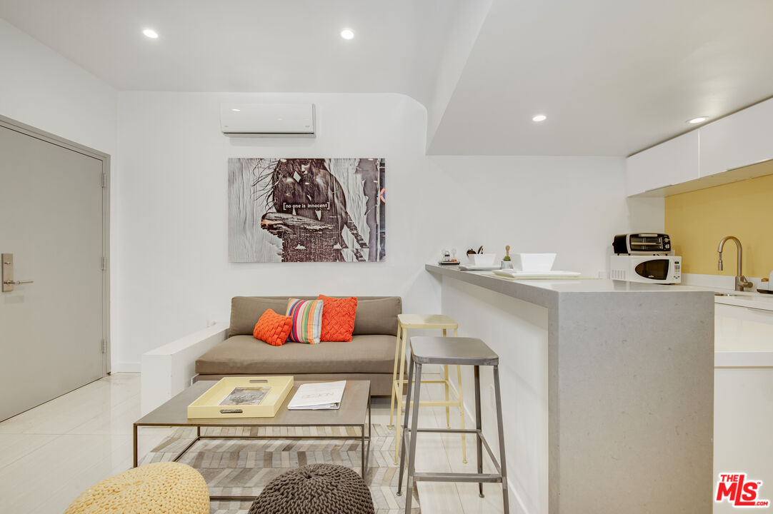 508 N Kings Rd Unit: 5