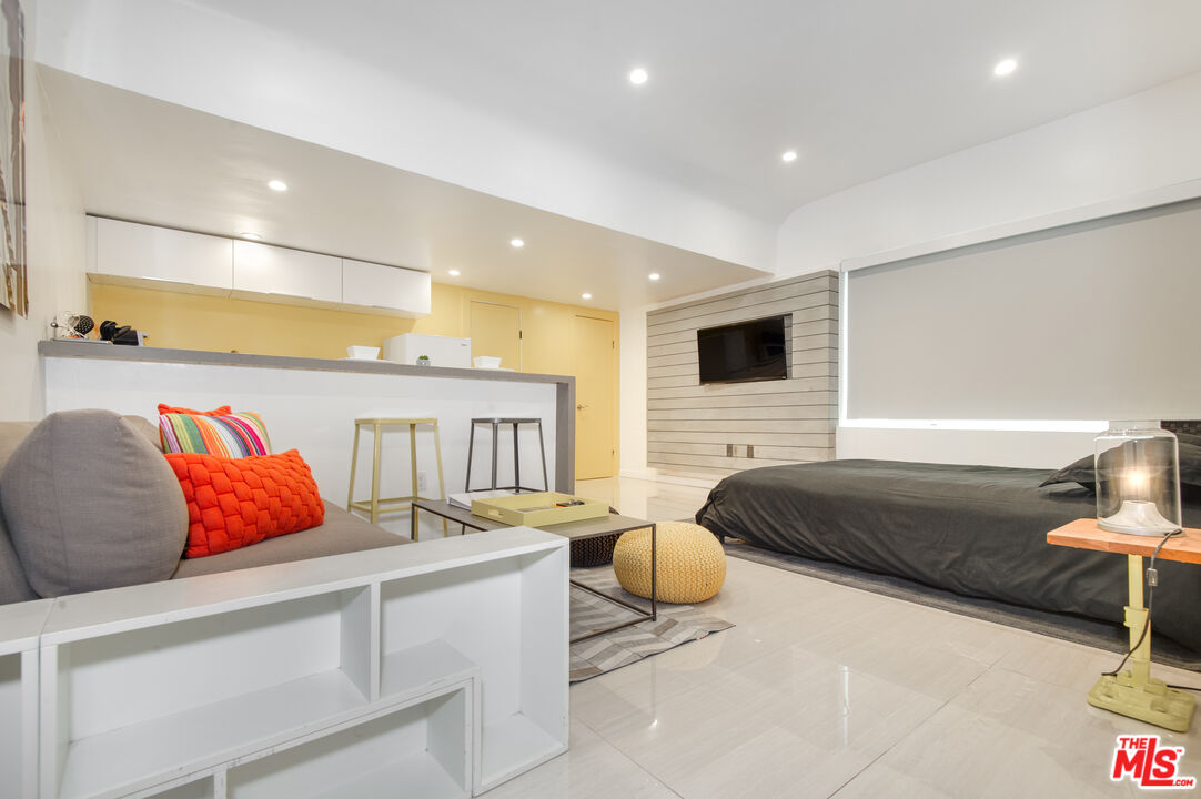 508 N Kings Rd Unit: 5