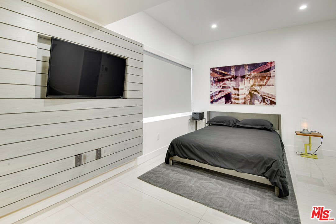 508 N Kings Rd Unit: 5