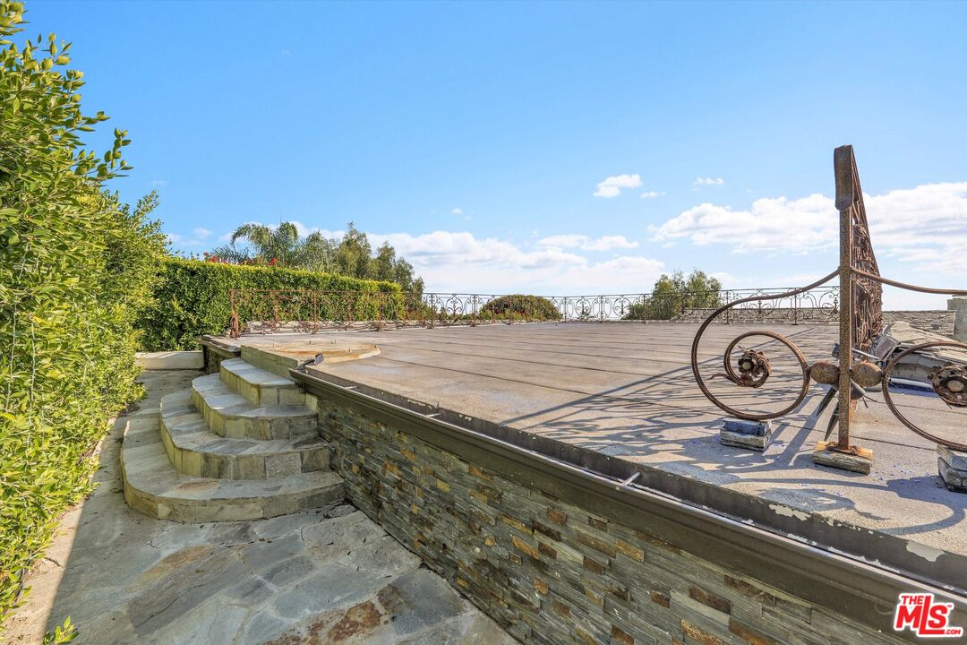 1300 Summitridge Dr