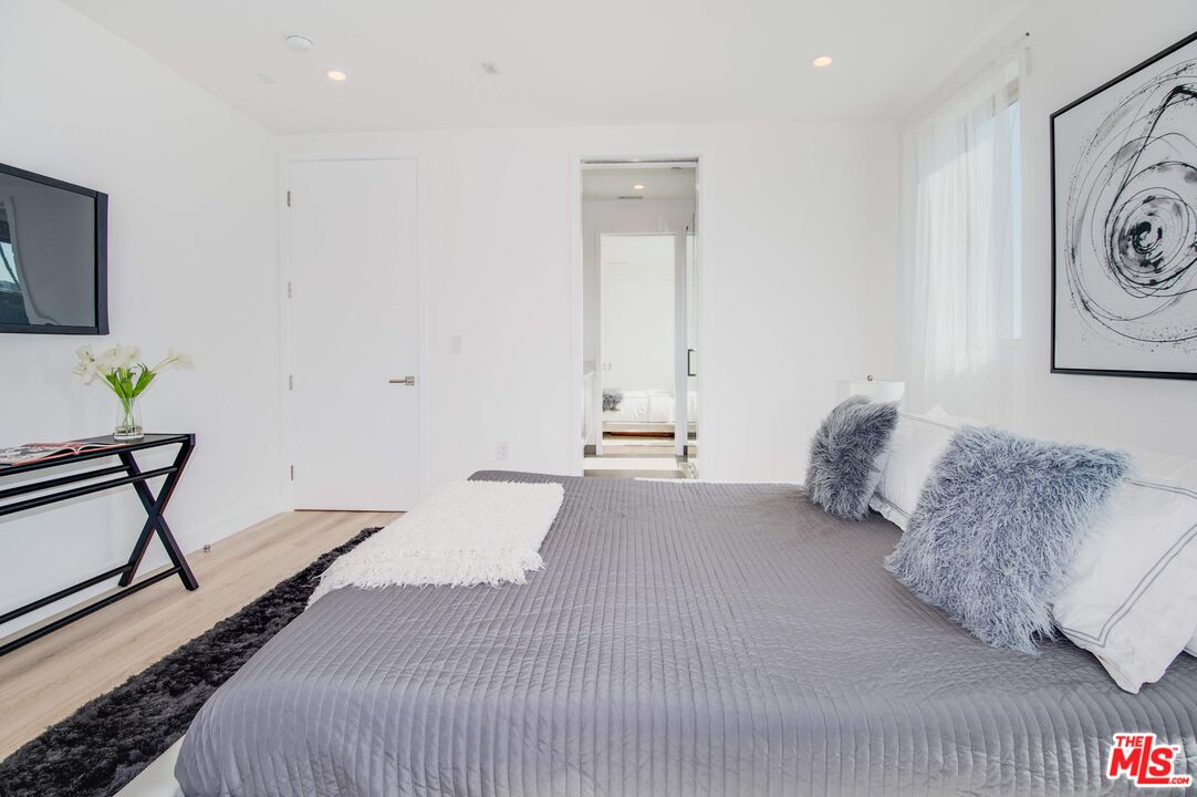 361 N Genesee Ave Unit: 4