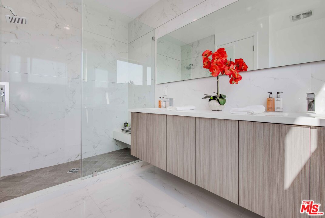 361 N Genesee Ave Unit: 4