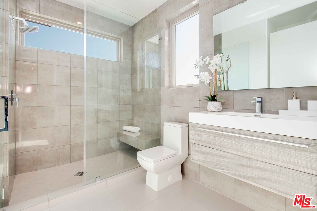 361 N Genesee Ave Unit: 4
