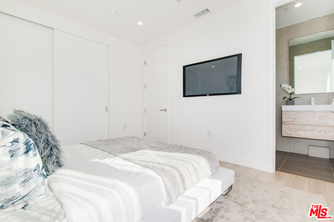 361 N Genesee Ave Unit: 4