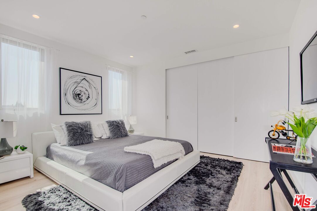 361 N Genesee Ave Unit: 4
