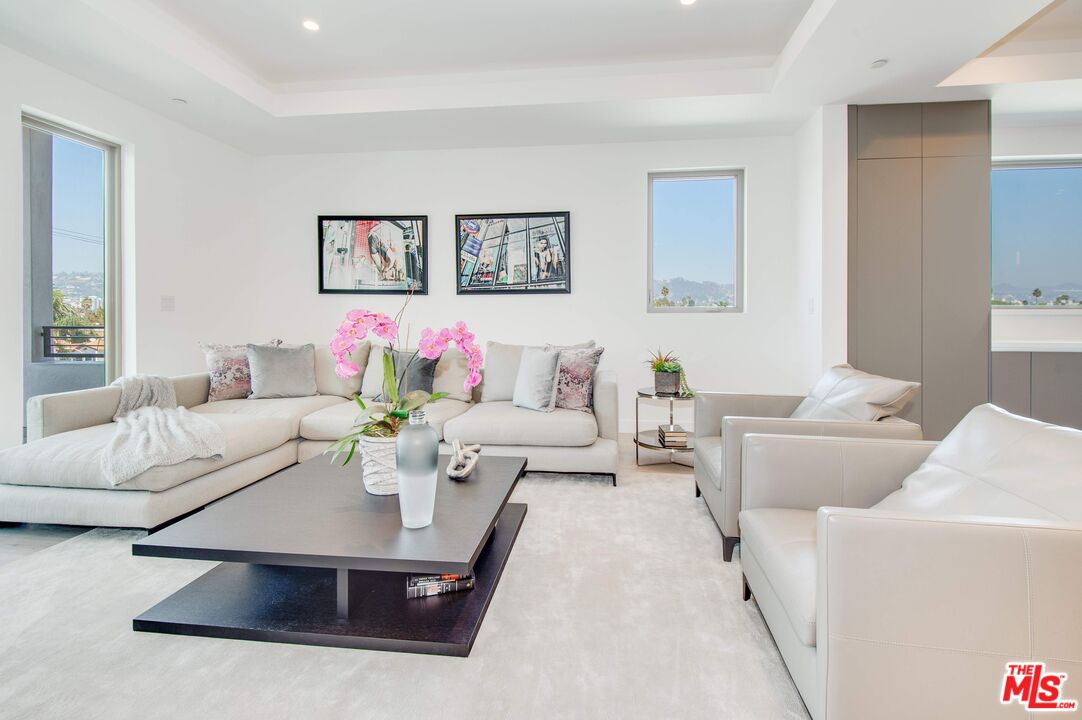 361 N Genesee Ave Unit: 4