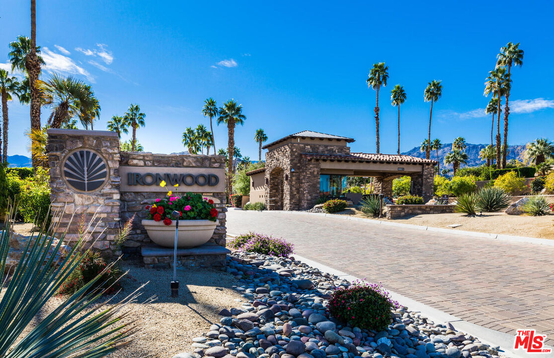 73441 FOXTAIL LN