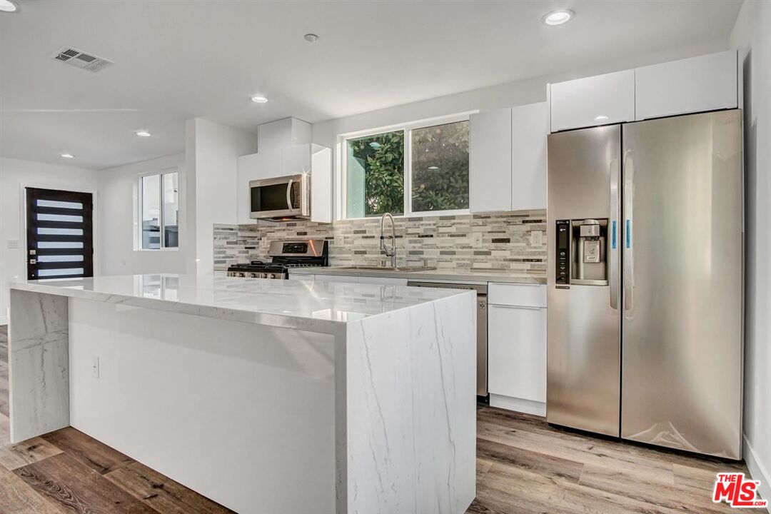2421 S Cochran Ave