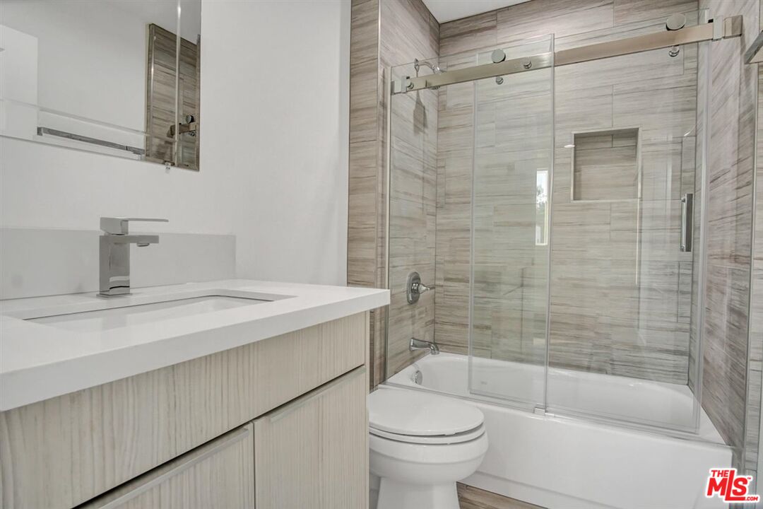 2421 S Cochran Ave