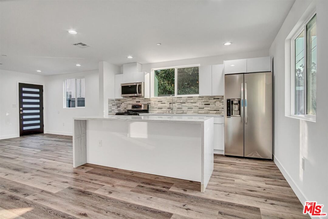 2421 S Cochran Ave