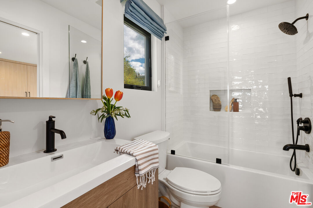 1310 N Avenue 56 Unit: 1/2
