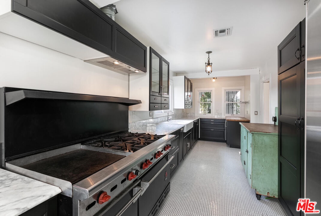2030 Vine St