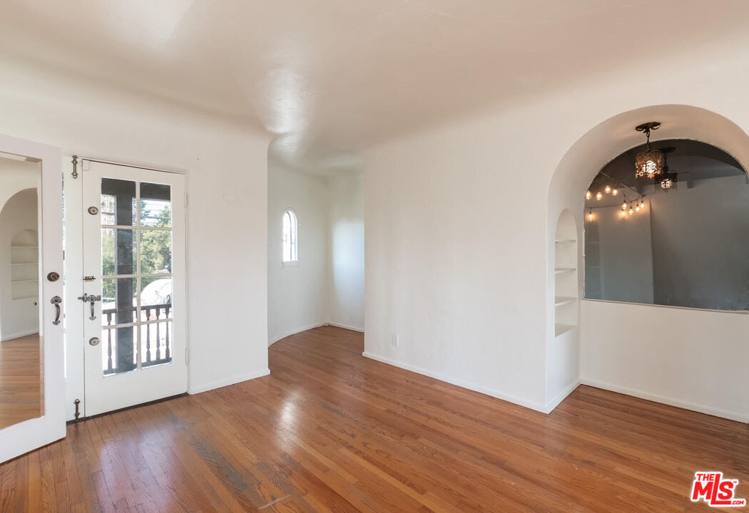 2030 Vine St