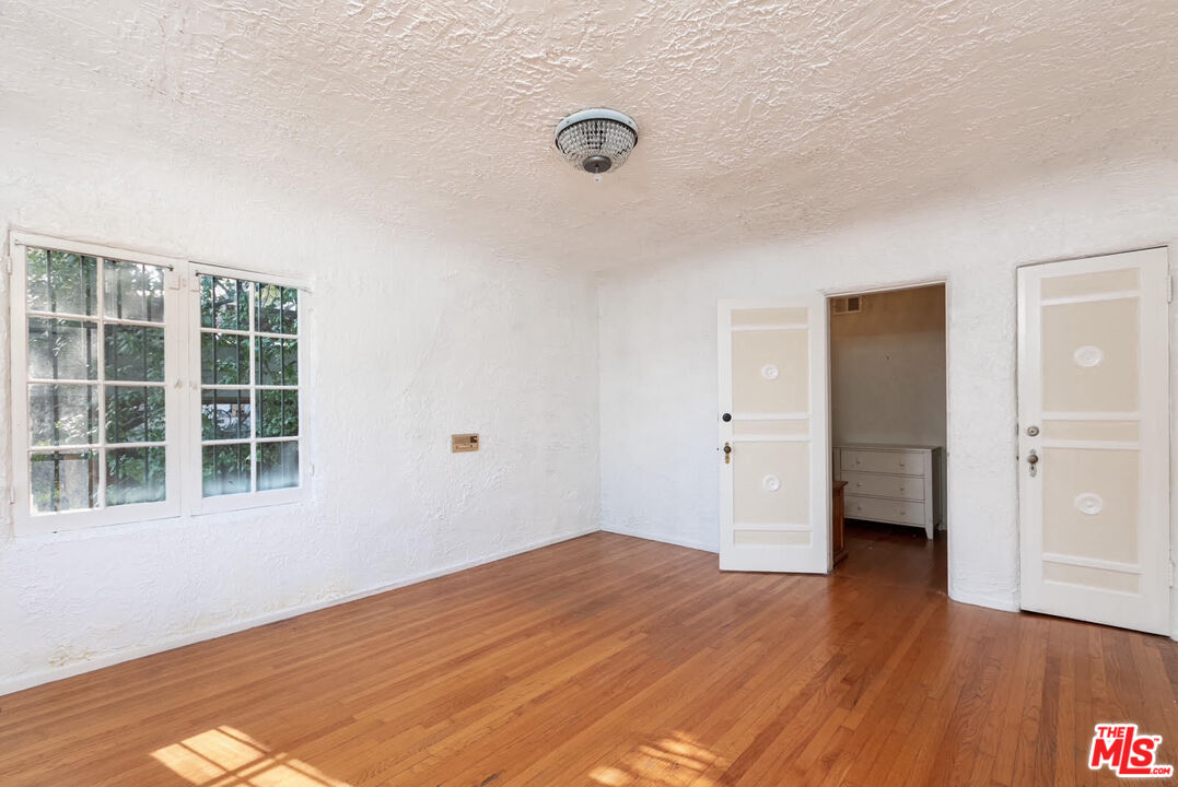 2030 Vine St
