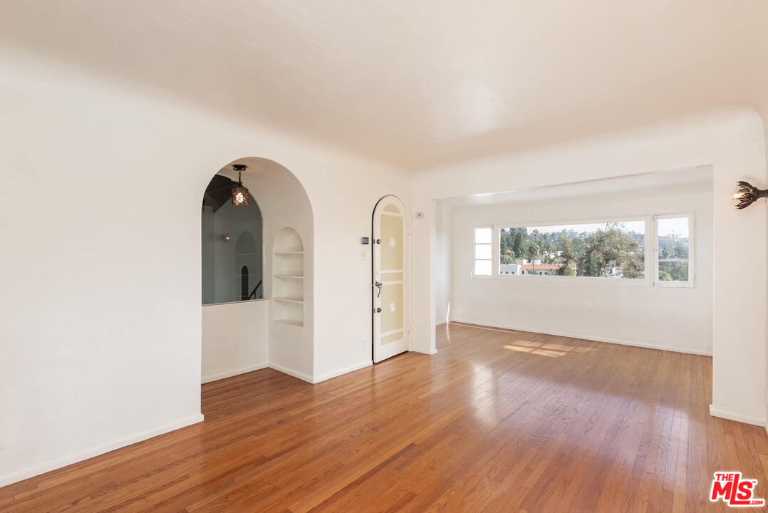 2030 Vine St