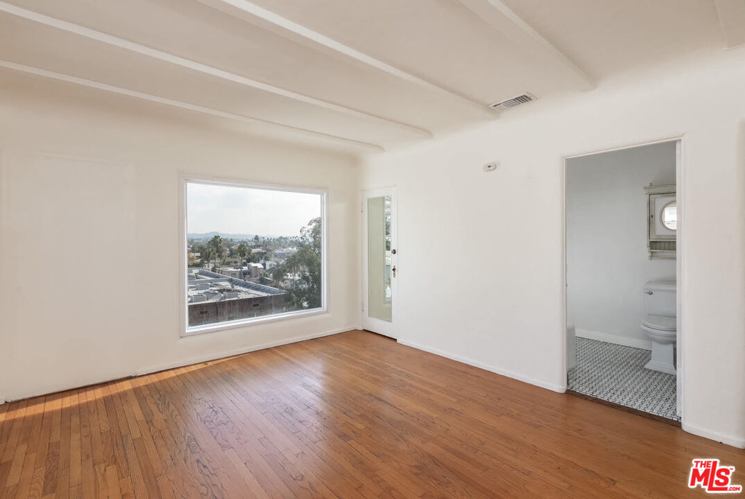 2030 Vine St