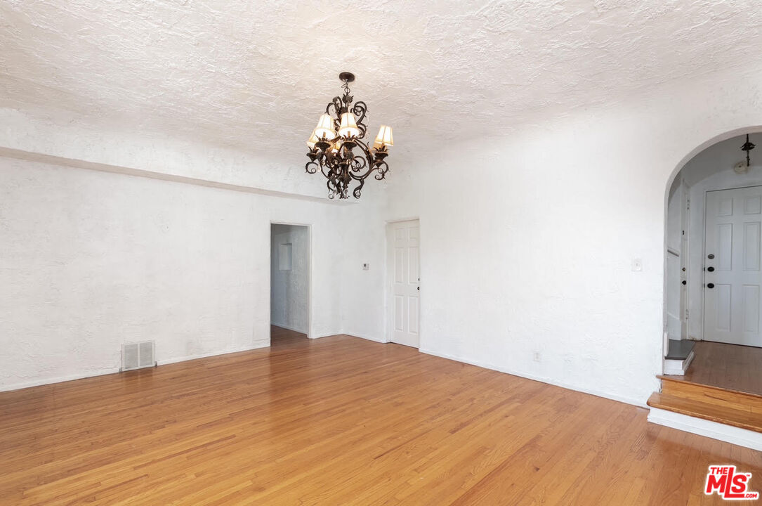 2030 Vine St