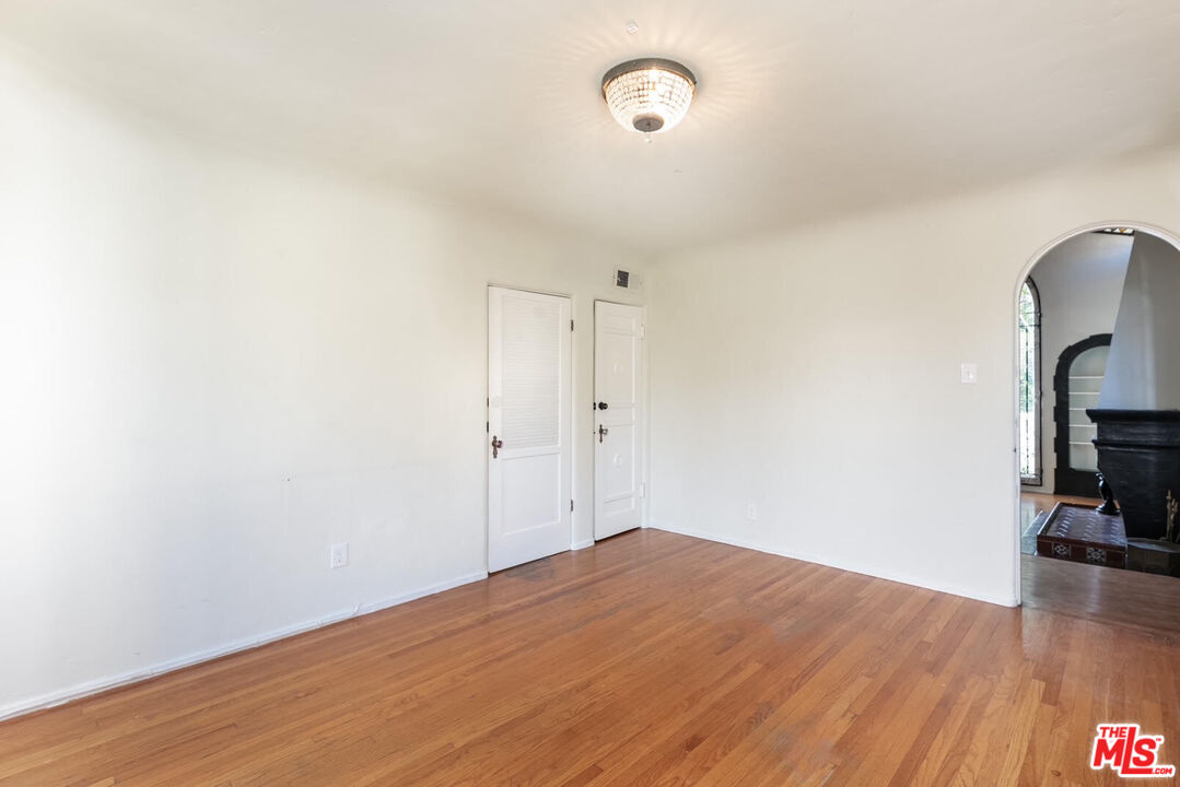 2030 Vine St