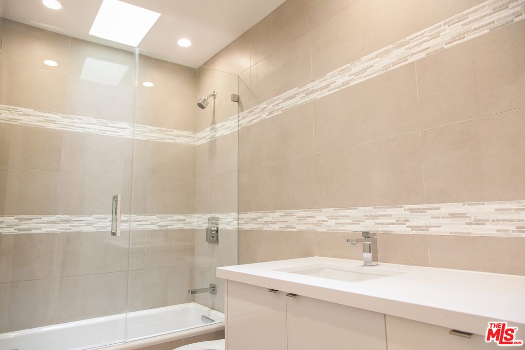 508 N Kings Rd Unit: 4