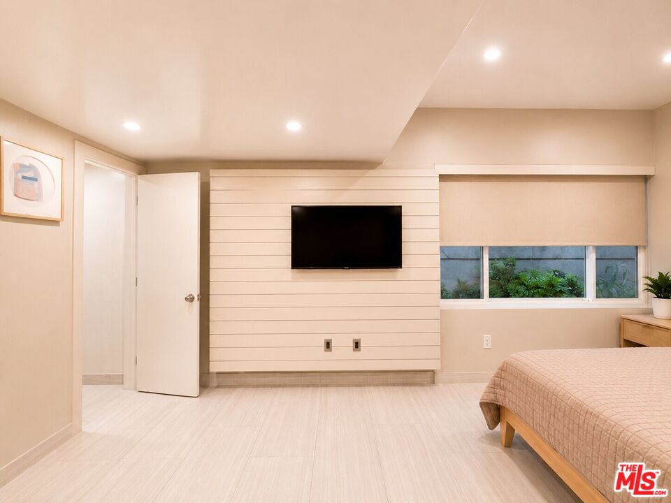 508 N Kings Rd Unit: 5
