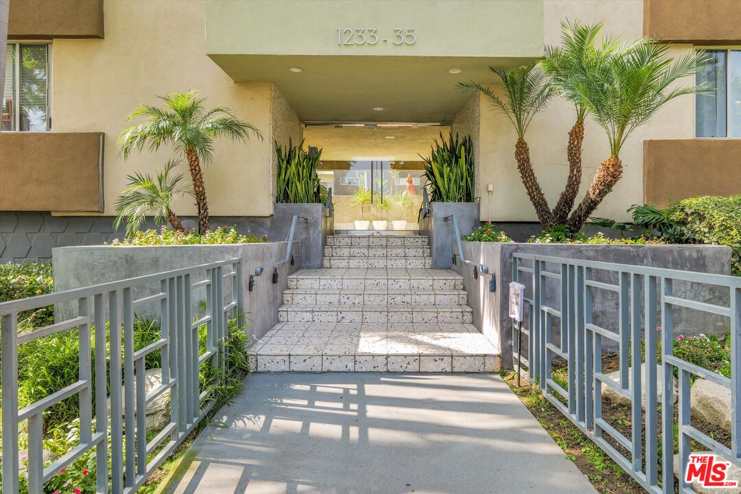 1233 N Laurel Ave Unit: 114