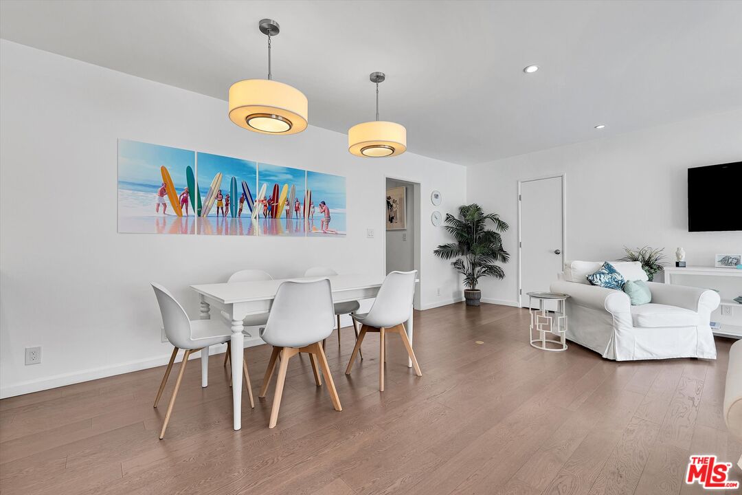 1233 N Laurel Ave Unit: 114