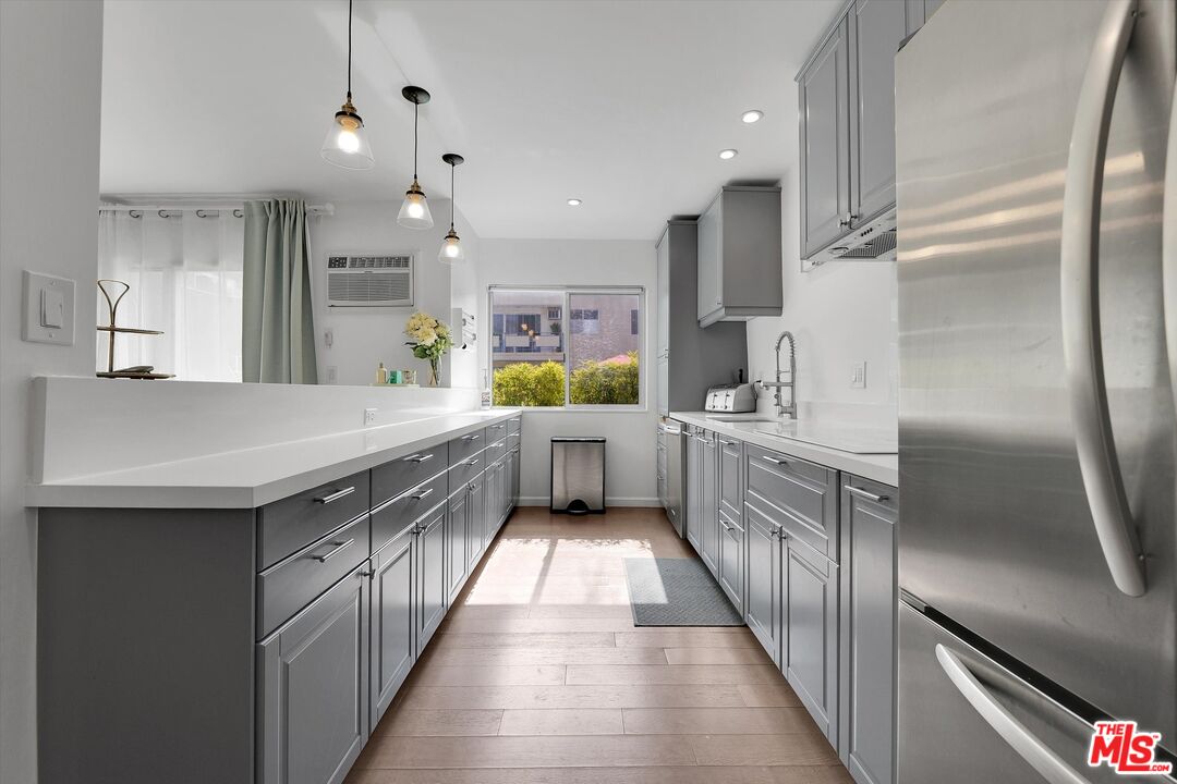 1233 N Laurel Ave Unit: 114