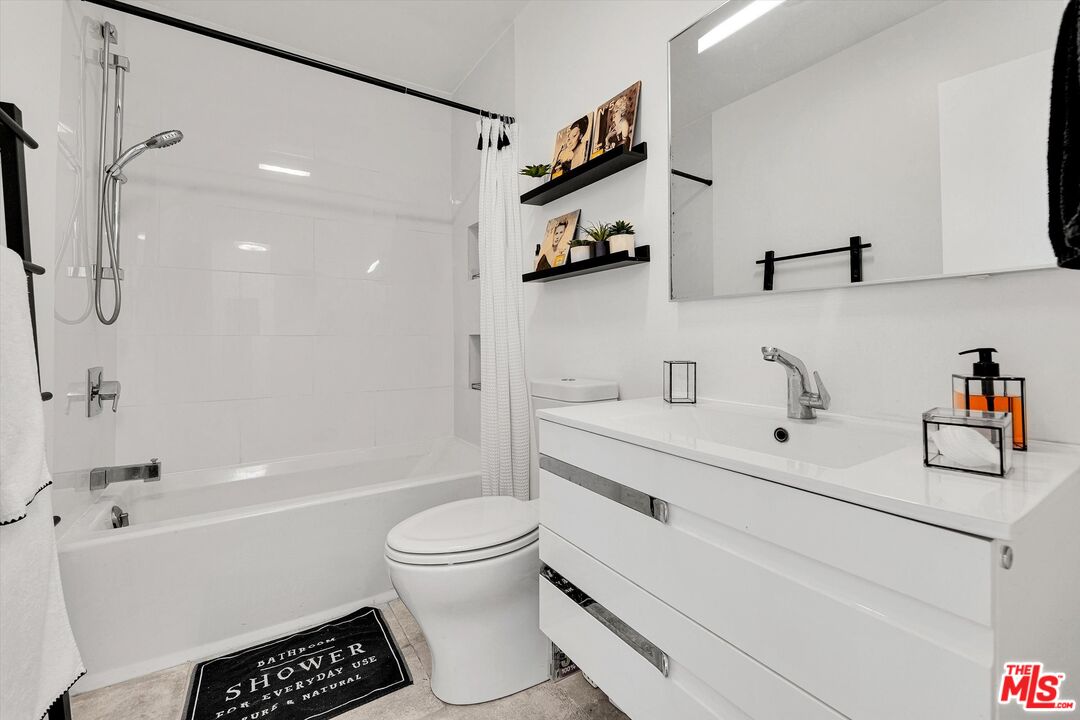 1233 N Laurel Ave Unit: 114